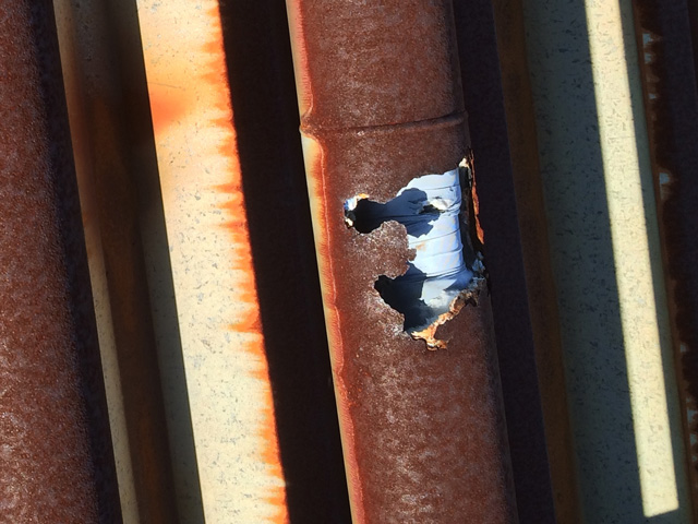 折半屋根 ボルト部分の錆とシーリングの劣化